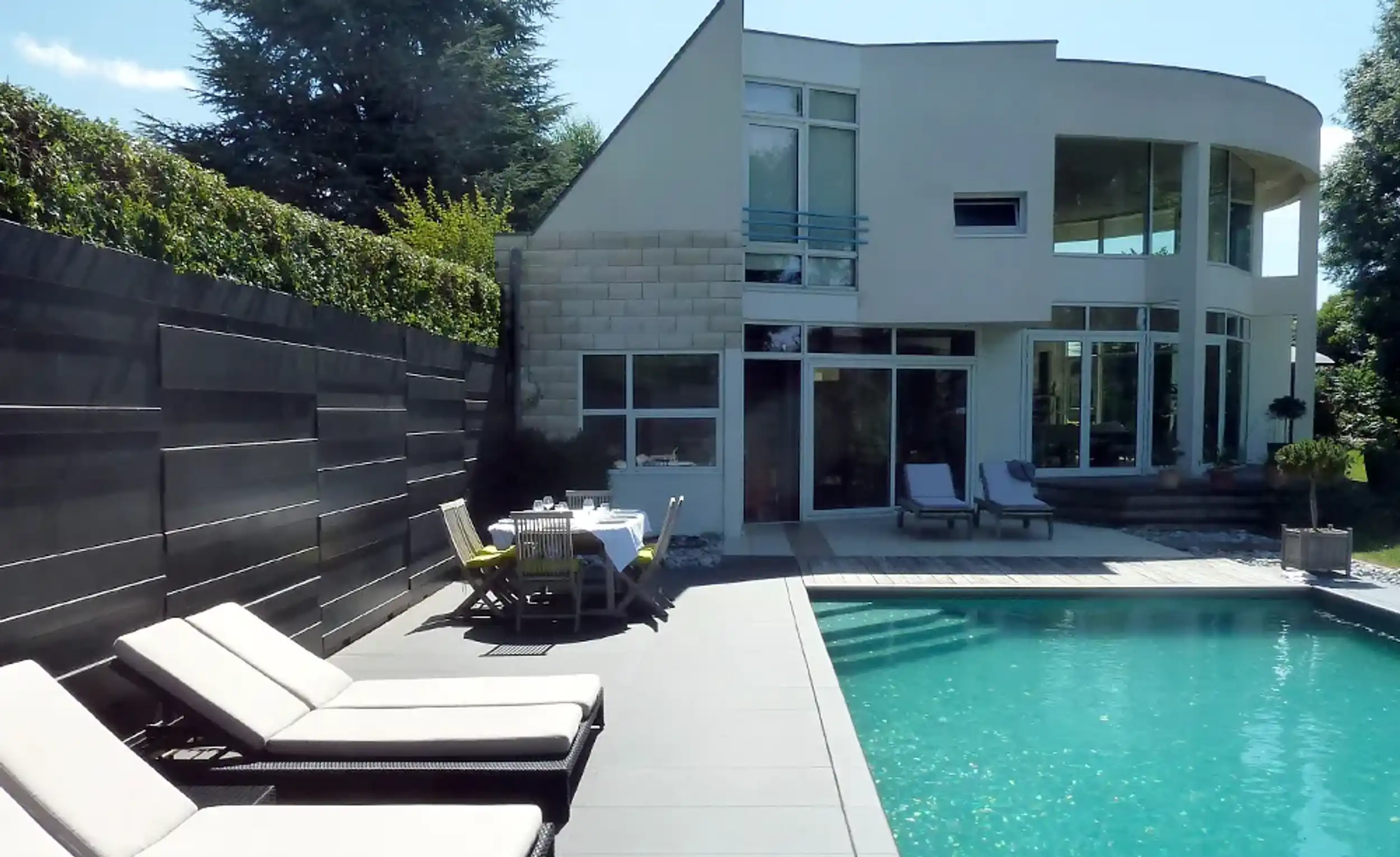 Piscine de maison individuelle