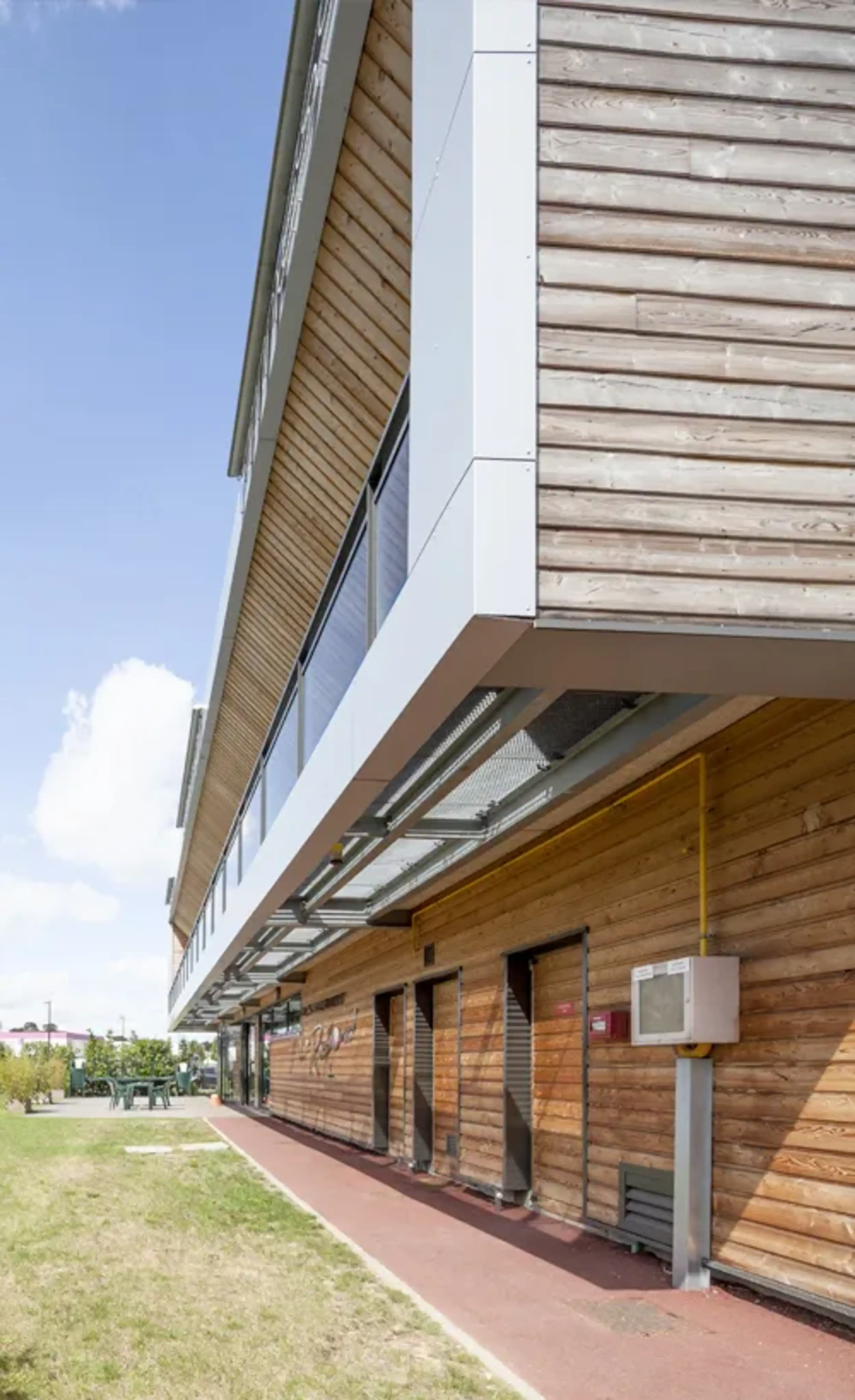 Façade bois équipement multisport à Louvigny