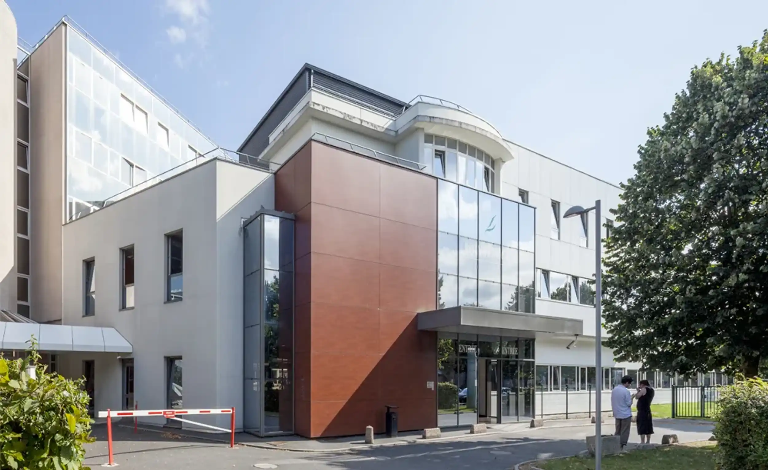 Extérieur de la maternité de la Polyclinique du Parc à Caen